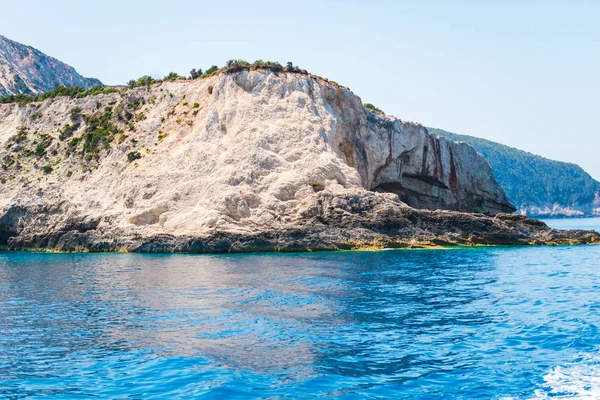 Морський Пейзаж Великою Скелею Синьою Поверхнею Води — стокове фото