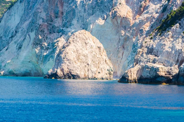 Seascape Med Stora Klippan Och Blå Vattenyta — Stockfoto