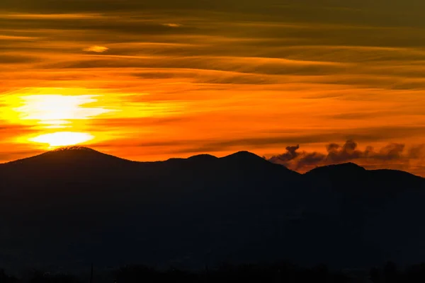 Coucher Soleil Tranquille Ciel Silhouette Montagnes Horizon — Photo