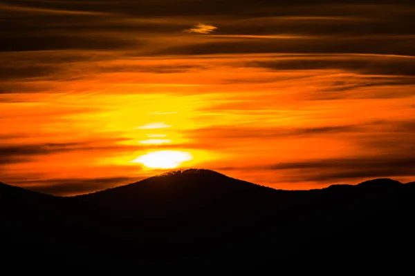 Zachód Słońca Spokojny Sylwetka Nieba Gór Horyzoncie — Zdjęcie stockowe