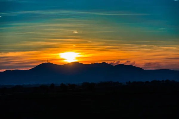 Tranquilo Cielo Puesta Del Sol Silueta Las Montañas Horizonte — Foto de Stock