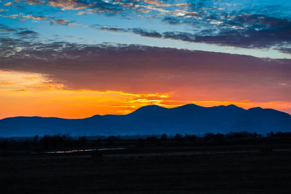 Coucher Soleil Paisible Ciel Silhouette Montagnes Horizon — Photo