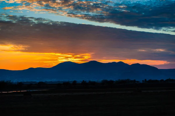 Soir Coucher Soleil Ciel Montagnes Silhouette — Photo