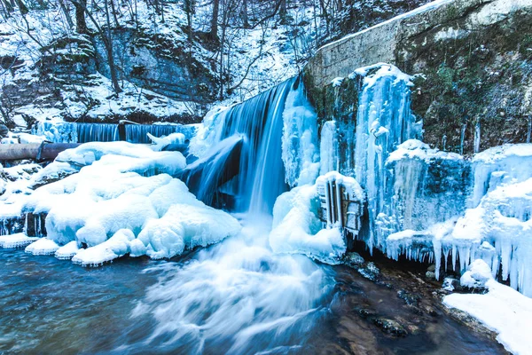 Gefrorener Waldwasserfall Winter — Stockfoto