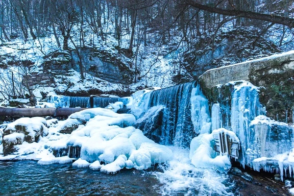 Gefrorener Waldwasserfall Winter — Stockfoto