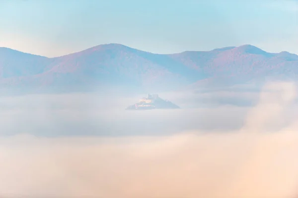Туманные Осенние Холмы Поля — стоковое фото