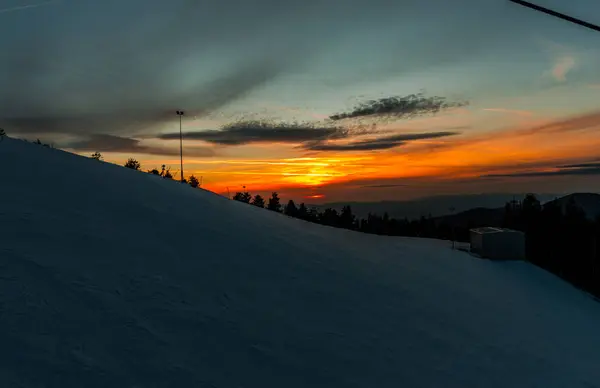 Cielo Naranja Atardecer Montañas Cubiertas Nieve Con Árboles — Foto de Stock