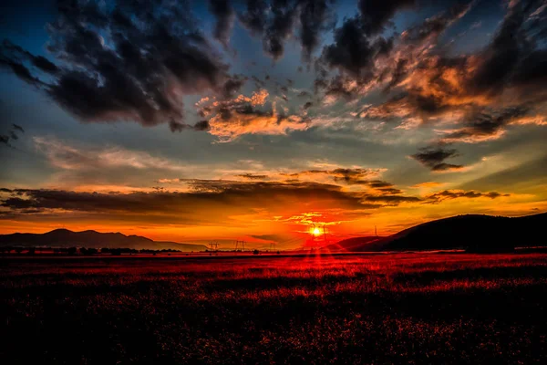 Красное Небо Заката Облаками Холмами Пейзаж Горизонте — стоковое фото