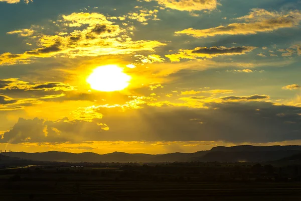 Soleil Jaune Ciel Couchant Avec Nuages Collines Paysage Horizon — Photo