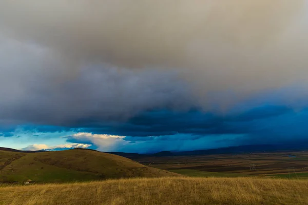 Hory Soumraku Zamračená Obloha Přírodní Pozadí — Stock fotografie