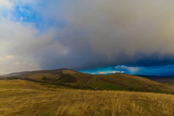 Hory Soumraku Zamračená Obloha Přírodní Pozadí — Stock fotografie