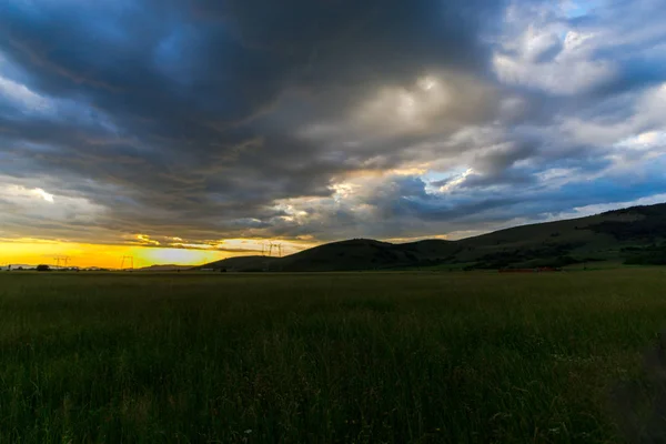 Ciemny Niebieski Wieczorem Zachód Słońca Niebo Nad Wzgórzami Pole Łąka — Zdjęcie stockowe