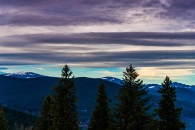 Karpat Dağları üzerinde bulutlu gökyüzü  