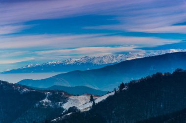 Karpat Dağları üzerinde bulutlu gökyüzü  
