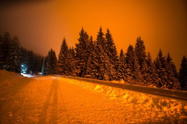 Kırmızı günbatımı kar dağların kaplı 