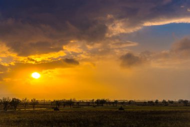 Alan bulutlu gökyüzü, doğal arka plan ile alacakaranlıkta.