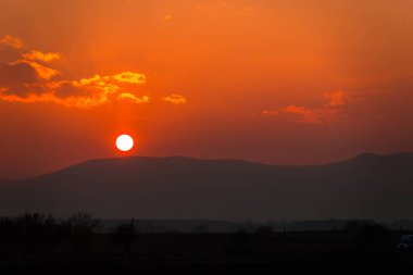 Alan bulutlu gökyüzü, doğal arka plan ile alacakaranlıkta.