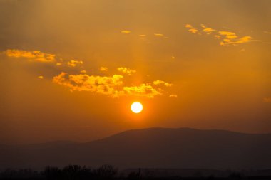 Alan bulutlu gökyüzü, doğal arka plan ile alacakaranlıkta.