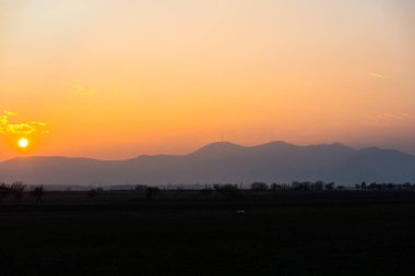 Alan bulutlu gökyüzü, doğal arka plan ile alacakaranlıkta.