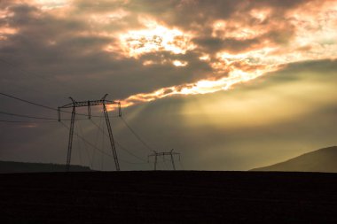Elektrik direkleri batımında alanıyla 
