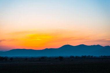 Alan bulutlu gökyüzü, doğal arka plan ile alacakaranlıkta.