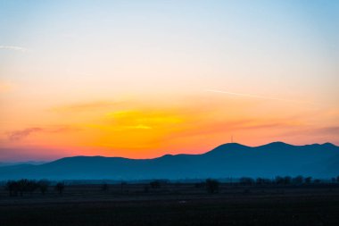 Alan bulutlu gökyüzü, doğal arka plan ile alacakaranlıkta.