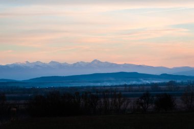 Alan bulutlu gökyüzü, doğal arka plan ile alacakaranlıkta.