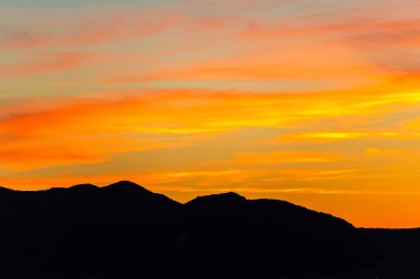 Alan bulutlu gökyüzü, doğal arka plan ile alacakaranlıkta.