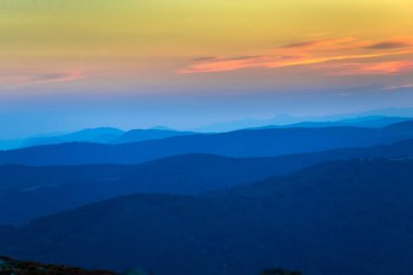 Günbatımı gökyüzü arka plan ile Dağları