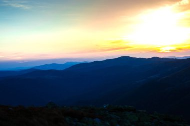 Günbatımı gökyüzü arka plan ile Dağları