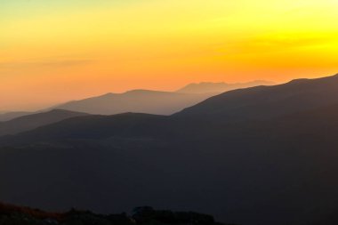 Günbatımı gökyüzü arka plan ile Dağları