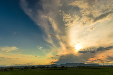 Gün batımında alan manzarası.