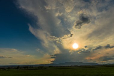 görkemli renkli günbatımı veya gündoğumu gökyüzü bulutlu 