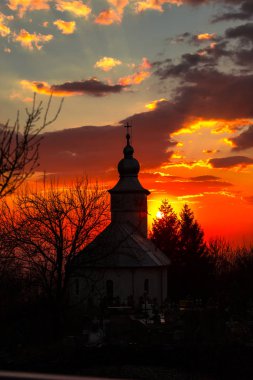 gün batımı gökyüzü ve köyü Kilisesi 
