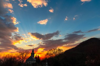 gün batımı gökyüzü ve köyü Kilisesi 