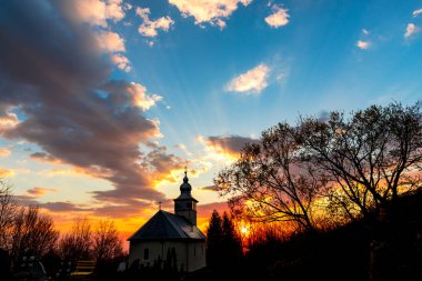 gün batımı gökyüzü ve köyü Kilisesi 