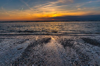 gün batımı gökyüzü ve okyanus su yüzey, ufuk 