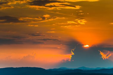 günbatımı gökyüzü güneş Parlatıcı ve alan manzara ile 