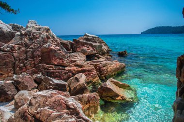 Kayalar, doğal arka plan ile turkuaz deniz kıyısı.