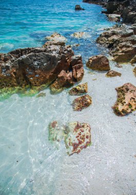 Kayalar, doğal arka plan ile turkuaz deniz kıyısı.