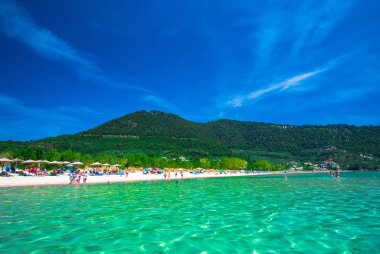 Zakynthos, Yunanistan - 31 Ağustos 2016: Açık deniz suyunun tadını çıkaran turistler.