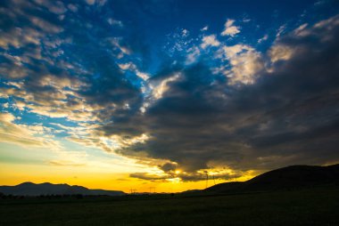 koyu mavi günbatımı gökyüzü ve tepeler 
