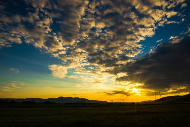 bulutlu akşam günbatımı, gökyüzü ve tepeler