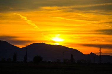 karanlık gece günbatımı, gökyüzü ve tepeler