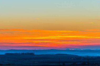 Renkli günbatımı gökyüzü arka plan ile yol