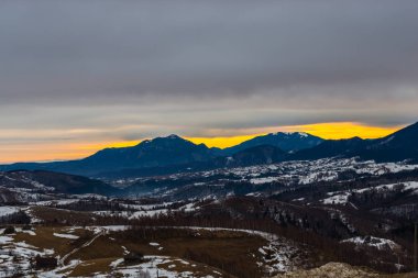 karlı kış dağlar Romanya
