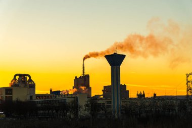 Gün batımı ile arka plan üzerinde çalışma tesisi ile Peyzaj, Romanya.