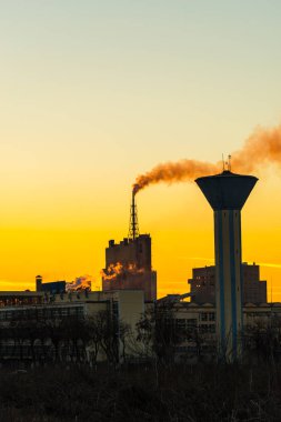 Gün batımı ile arka plan üzerinde çalışma tesisi ile Peyzaj, Romanya.