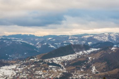 karlı kış dağlar Romanya
