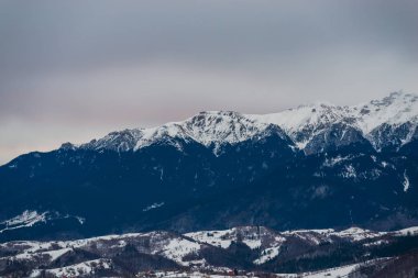 karlı kış dağlar Romanya